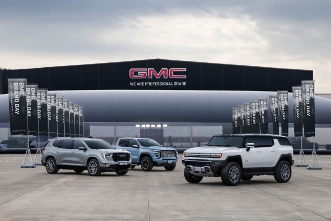 (왼쪽부터) GMC 아르카나, GMC 캐니언, GMC 험머 EV 사진=GM 한국사업장