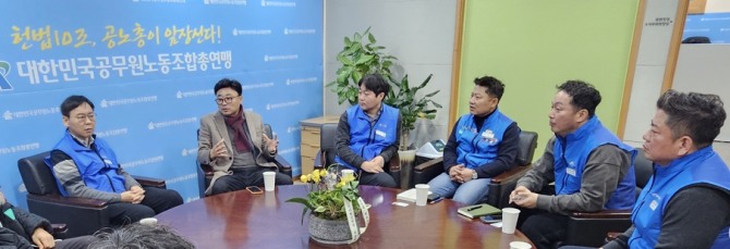 공노총 공주석 위원장(왼쪽 첫 번째)과 국민의힘 중앙위원회 최병욱 노동분과위원장(왼쪽 두 번째)이 대화를 나누고 있다.사진=국민의힘