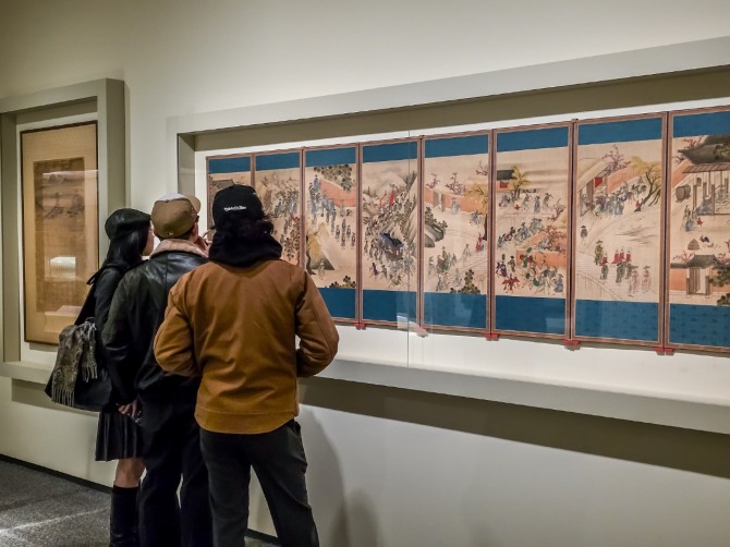 미국 워싱턴 D.C. 스미스소니언 국립아시아예술박물관에서 열리고 있는 이건희 컬렉션 해외 순회전에서 관람객들이 작품을 둘러보고 있다. 사진=삼성전자