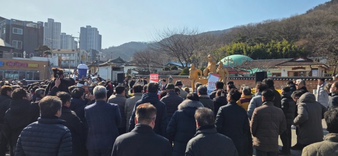 최 전 부총리 박정희 전대통령 생가방문. 사진=최경환 전부총리