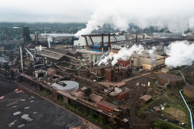 한화오션이 캐나다 차기 잠수함 건조 계약을 수주할 경우 대규모 투자를 단행하기로 합의한 온타리오주 수세인트마리의 '알고마 스틸(Algoma Steel)' 공장 전경. 한화오션은 이곳에 잠수함용 특수강 생산을 위한 설비 투자를 약속하며 캐나다 철강 산업 지원을 제안했다. 사진=더 캐나디언 프레스