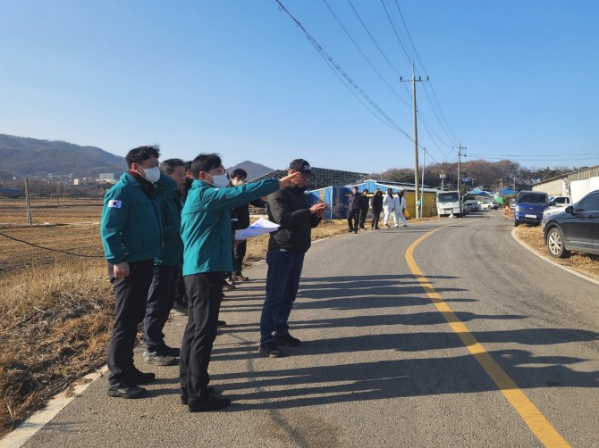 31일 박용철 강화군수가 구제역 방역 현장을 찾아 대응 상황을 살펴보고 있다.  사진=강화군