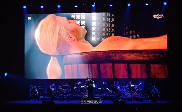 위쳐3 팬들이라면 누구나 기억할 오프닝 장면부터 공연이 시작된다. 사진=이원용 기자