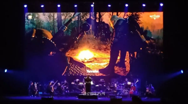 게롤트와 주변인들이 대화하는 영상까지 함께 상연돼 몰입감을 더했다. 사진=이원용 기자