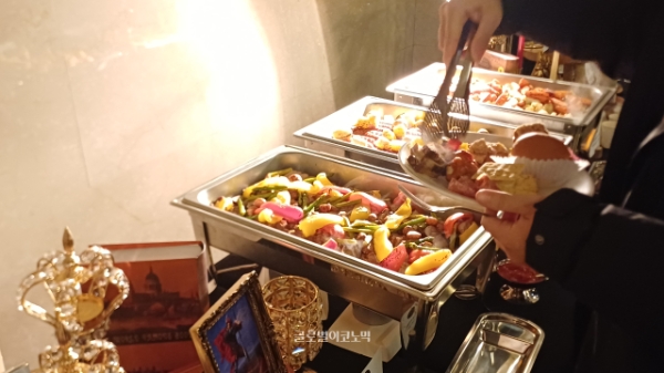 방문객들을 위해 마련된 애프터 파티 케이터링 공간의 음식들. 사진=이원용 기자