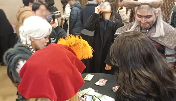 '위쳐 3'하면 빼놓을 수 없는 카드 게임 '궨트' 또한 애프터 파티에서 만나볼 수 있었다. 공식 코스프레 모델들이 궨트를 플레이하는 모습. 사진=이원용 기자