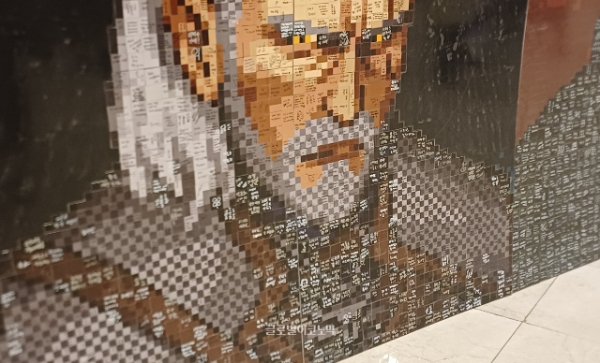 가까이에서 보니 초상화의 모자이크 조각에 방문객들의 응원 메시지가 빼곡히 적혀있었다. 사진=이원용 기자