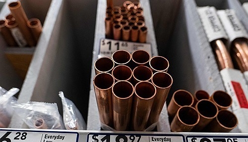 런던금속거래소의 구리 선물 가격은 t당 1만3900달러대다. 사진은 판매업체에 쌓여있는 동파이프. 사진=AFP/연합뉴스 