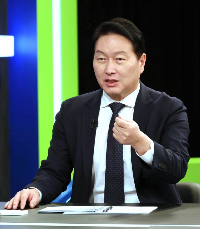 최태원 대한상공회의소 회장 겸 SK그룹 회장이 지난달 18일 KBS 일요진단에 출연해 인공지능(AI) 기반 신성장 전략의 필요성을 강조하고 있다. 사진=대한상공회의소