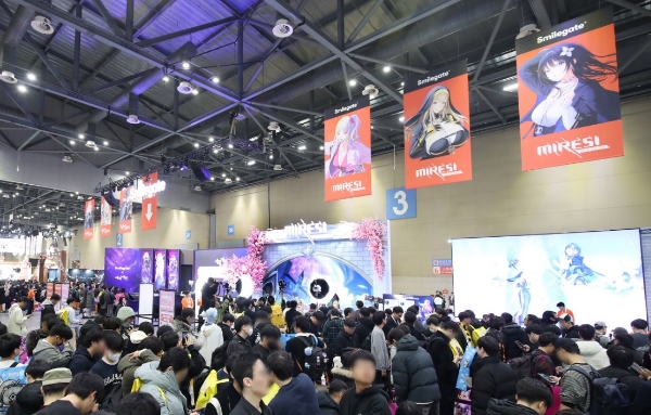 2025년 12월 일산 킨텍스에서 열린 '애니메이션 게임 페스티벌(AGF) 2025' 스마일게이트 '미래시' 부스 앞에 수많은 방문객들이 몰렸다. 사진=스마일게이트
