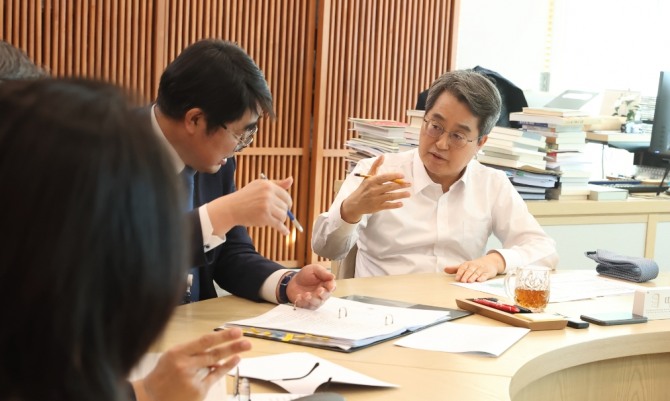 2일 김동연 경기도지사가 수도권 과밀억제권역 자족기능 확충 전략 회의를 진행하고 있다. 사진=경기도