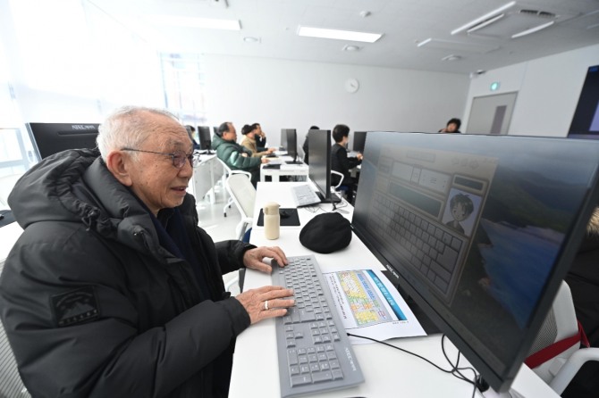 하남시 미사노인복지관에서 진행하는 컴퓨터 초급반을 수강한 어르신이 컴퓨터 타자연습을 하는 모습. 사진=하남시