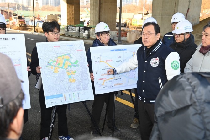 이현재 하남시장이 지난 2025년 12월 30일 하남감일 공공주택지구와 동남로를 잇는 ‘방아다리길 연결도로’에 대해 개통 전 최종 현장점검을 하고 있다. 사진=하남시