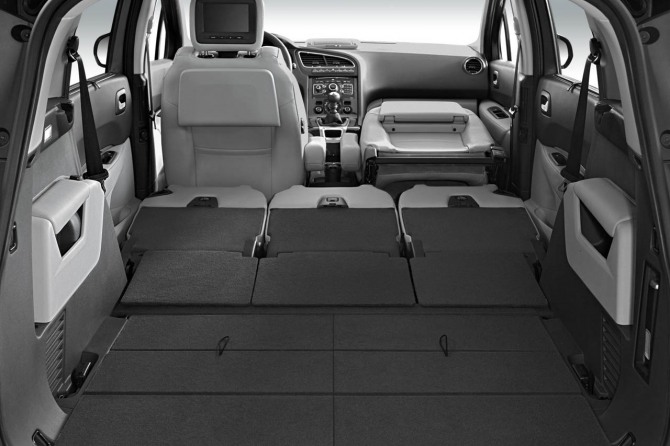 1세대 푸조 5008 실내 사진=푸조