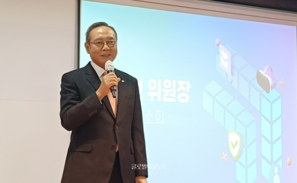 서태건 게임물관리위원장이 2025년 11월 6일 기자 간담회에서 위원회의 향후 비전에 대해 발표하고 있다. 사진=이원용 기자