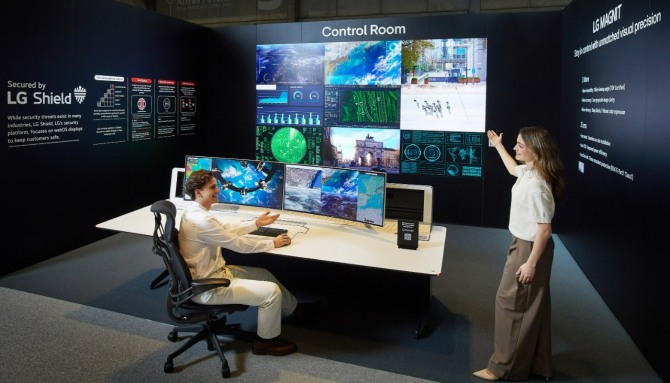 LG전자 모델이 LG전자가 ISE 2026에서 선보인 LG전자의 통합 보안시스템 ‘LG 쉴드’를 소개하고 있다. 사진=LG전자