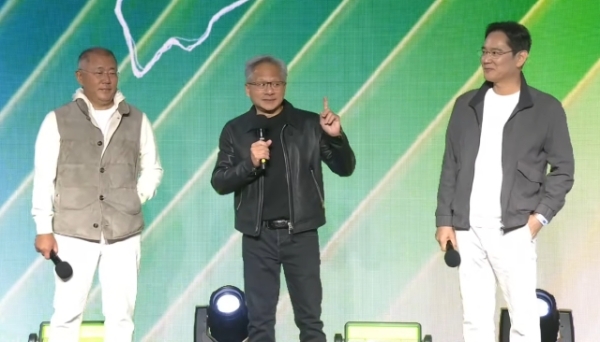 정의선 현대자동차그룹 회장(맨 왼쪽)이 지난해 서울 코엑스 광장에서 열린 지포스 게이머 페스티벌 무대에 젠슨 황 엔비디아 대표(가운데), 이재용 삼성전자 회장과 함께 등장해 있다. 사진=엔비디아 공식 치지직 채널