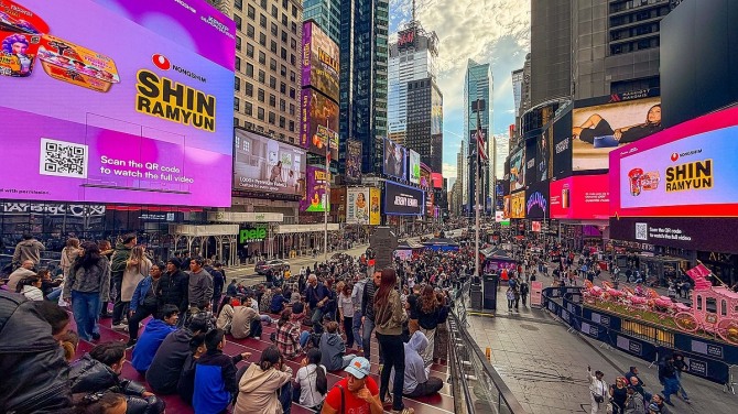 농심의 뉴욕 타임스스퀘어서 '케데헌' 협업 마케팅 모습. 사진=농심