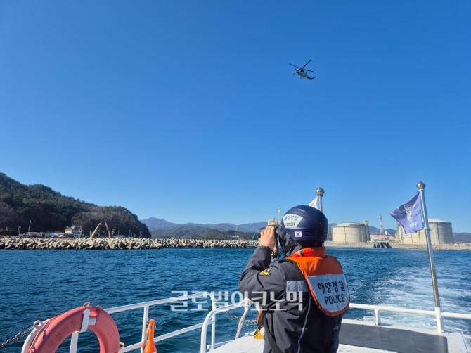 지난 3일 동해해경이 삼척인근 실종자를 수색하고 있다.사진=동해해경