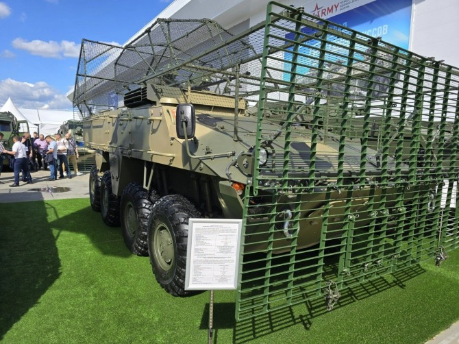 러시아가 사우디아라비아 방산전시회(WDS)에서 공개한 신형 차륜형 장갑차 BTR-22. BTR-22는 우크라이나 전훈을 반영해 후방 도어를 채택했고, 사르마는 미군의 하이마스를 벤치마킹해 기동성을 극대화했다. 사진=로스텍