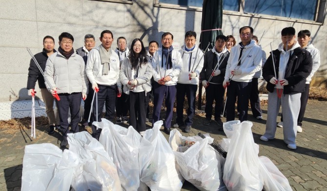 IGCD 정근영 대표(앞줄 가운데 왼쪽), 김민석 인천장애인종합복지관장(오른쪽) 등이 환경정화 활동 후 모습.  사진=IGCD