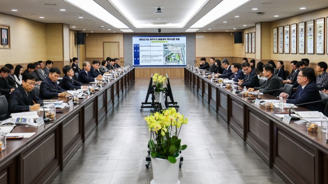 지난 3일 계양구 연두방문한 유정복 인천시장이  시·구 상생 발전 위한 협력 강화하며 현안을 공유하고 있다.   사진=계양구