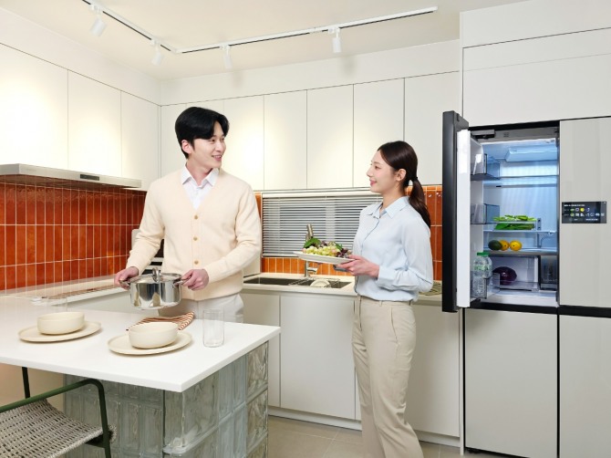 삼성전자 모델이 4일부터 7일까지 일산 킨텍스에서 열리는 국내 최대 건축박람회 '2026 코리아빌드위크'에서 삼성전자 AI 홈 기반 '모듈러 홈 솔루션'을 소개하고 있다. 사진=삼성전자