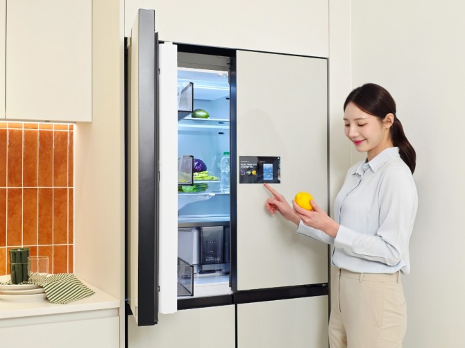 삼성전자 모델이 4일부터 7일까지 일산 킨텍스에서 열리는 국내 최대 건축박람회 '2026 코리아빌드위크'에서 삼성전자 AI 홈 기반 '모듈러 홈 솔루션'을 소개하고 있다. 사진=삼성전자