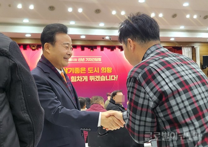 5일 김성제 의왕시장이 신년 기자회견에서 기자들과 인사하고 있다. 사진=이지은 기자