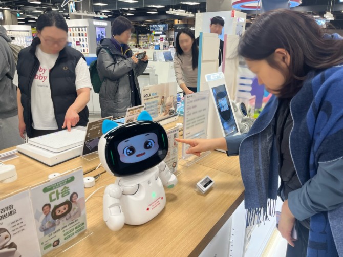 한 여성 고객이 5일 이마트 영등포점에서 치매 돌봄 로봇 모델 '다솜'을 체험하고 있다. 사진=이지현 인턴기자