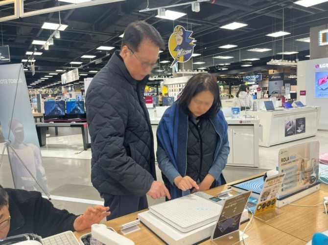 이마트 영등포점을 찾은 고객들이 인공지능(AI) 스마트 바둑 게임보드 '맥세비스'를 체험하고있다. 사진=이지현 인턴기자