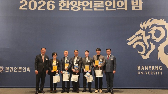 한양언론인회 김정호 회장, 윤미옥 한국여성벤처협회 회장, 홍남기 전 부총리, 최희남 종근당홀딩스 대표, 김재웅 서울지방국세청장, 유광연 아파트스토리 대표, 이기정 한양대학교 총장(왼쪽부터)