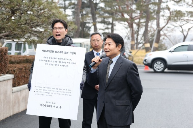 우희종 한국마사회 신임 회장(맨 오른쪽)이 5일 경기 과천 마사회 사무실로 첫 출근했다. 이날 마사회노조가 ‘과천 경마공원 이전’ 반대 서명을 요구했으나, 우 회장은 이를 거부하며 자신의 입장을 밝히고 있다. 사진=마사회노조