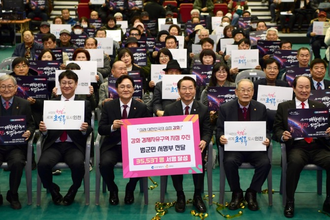 6일 박용철 강화군수(가운데 오른쪽)과 유정복 인천시장이 정책 공조를 약속하고 기념촬영을 하고 있다.  사진=강화군