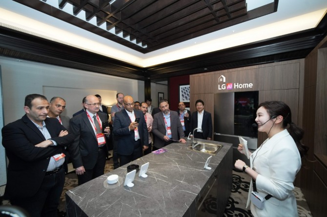 LG전자가 AI 홈허브 ‘씽큐 온’과 ‘LG 씽큐’ 앱을 활용해 가전 및 IoT 기기가 하나의 완결된 솔루션으로 작동되는 통합 AI 홈 솔루션을 소개하고 있다. 사진=LG전자