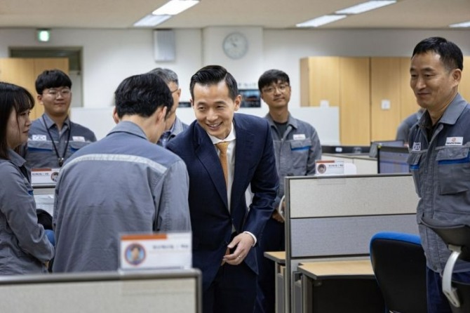 김동관 한화그룹 부회장이 한화오션 인수후 거제사업장에 방문해 직원들과 인사를 나누고 있다. 사진=한화오션