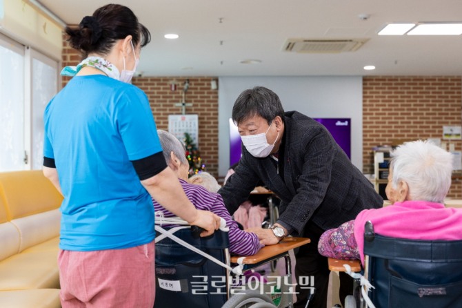 남한권 울릉군수가 명절을 앞두고 가족의 마음으로 어르신들을 찾아뵙고 있다. 사진=울릉군