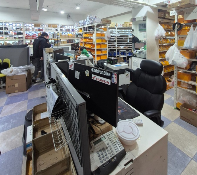 서울 동대문구 왕산로 금은빌딩 혼다모터사이클 강북딜러 사무실에서 직원들이 대화하고 있다. 사진=박희준 기자 