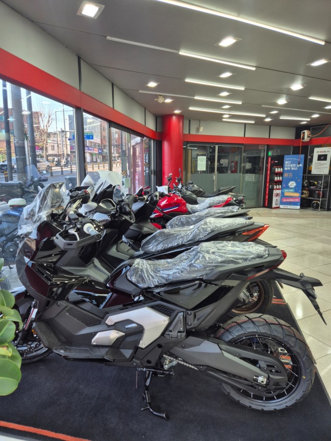 서울 동대문구 왕산로 금은빌딩 1층 전시장에 혼다모터사이클이 고객을 기다리고 있다. 사진=박희준 기자