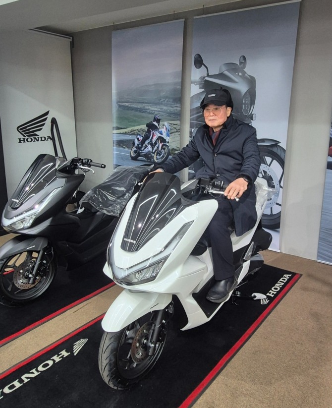 혼다모터사이클 강북딜러 자격 회복을 기다리는 노재우 회장이 전시장에 있는 모터사일에 안장 있다.사진=박희준 기자 