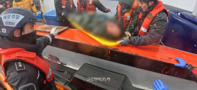 8일 사고 현장에 도착한 해경이 단정을 이용해 부상자 C씨 등 2명을 경비함정으로 안전하게 옮기고 있다.사진=동해해양경찰서
