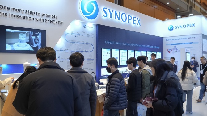 시노펙스가 국내 최초로 국산화에 성공한 '5나노 반도체 공정용 케미컬 필터'를 오는 11일 서울 삼성동 코엑스에서 열리는 '세미콘 코리아 2026'에서 실물을 일반에 처음 공개한다. 사진=시노펙스 제공