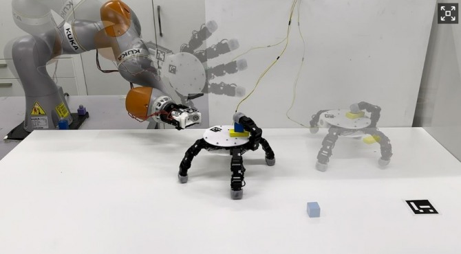 스위스 로잔 연방 공과대학교(EPFL) 연구진은 로봇 팔에서 스스로 분리되어 장애물을 피해 이동하고 물건을 수거한 뒤 다시 결합하는 지능형 로봇 손 개발에 성공했다. 사진=연합뉴스