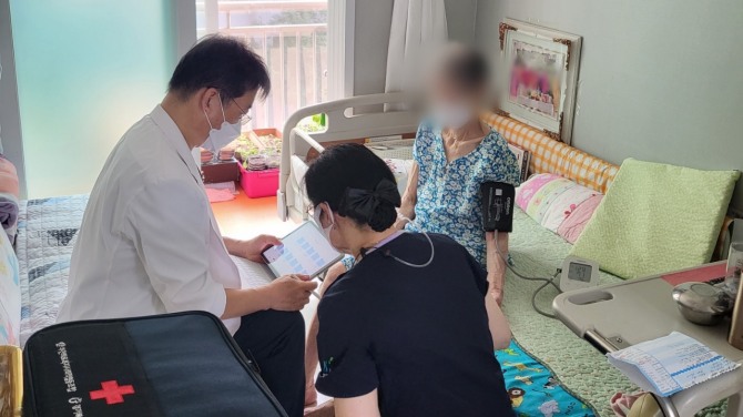 어르신이 통합돌봄 서비스를 통해 자택 진료를 받고 있다.  사진=부천시