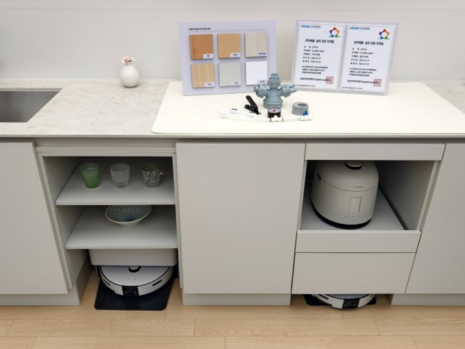 삼성전자의 2026년형 비스포크 AI스팀 로봇청소기가 빌트인으로 설치된 모습. 삼성전자는 기존 제품과 달리 설치까지 지원한다. 사진=장용석 기자