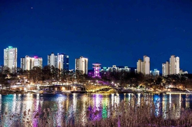 수원시 영통구에서 자연과 도시를 모두 즐길 수 있는 광교호수공원의 야경. 사진=수원시