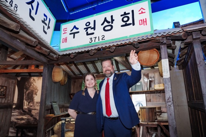 수원박물관에서 외국인들이 1960년대 수원을 재현한 전시물을 배경으로 사진을 찍고 있다. 사진=수원시