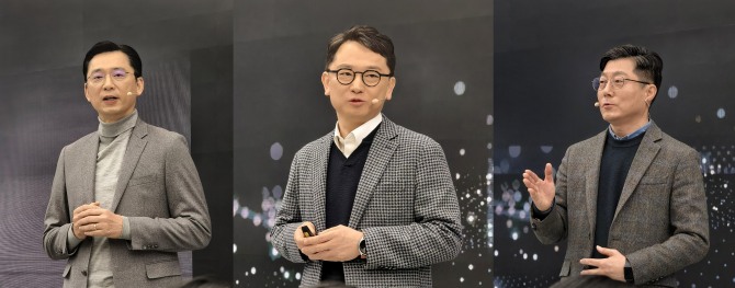 (좌측부터)임성택 삼성전자 한국 총괄 부사장, 문종승 삼성전자 DA사업부 개발팀장(부사장), 김정호 삼성전자로지텍 상무가 11일 삼성강남에서 개최된 2026년형 비스포크 AI 스팀 로봇청소기 출시행사에서 제품에 대해 설명하고 있다. 사진=장용석 기자