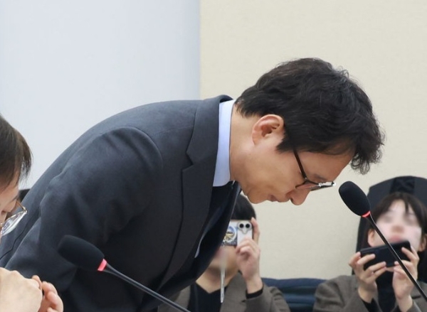 이재원 빗썸 대표가 정무위원회 질의현장에서 공식 사과하고 있다. 사진=뉴시스