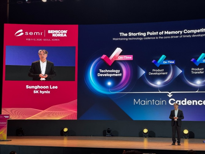 이성훈 R&D공정담당(부사장)이 11일 서울 삼성동 코엑스에서 개최된 2026 세미콘 코리아 기조연설을 하고 있다. 사진=최유경 기자